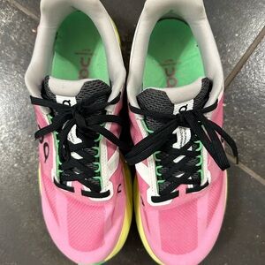On Running Women's Pink and Green cloudsurfer Next like new